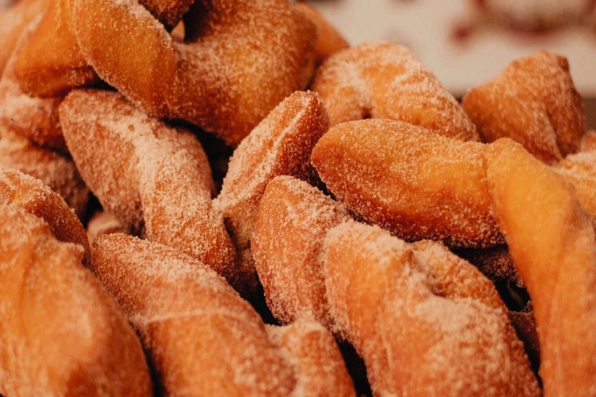 Cuecas Viradas fofinhas e sequinhas, polvilhadas com açúcar e canela, servidas em um prato