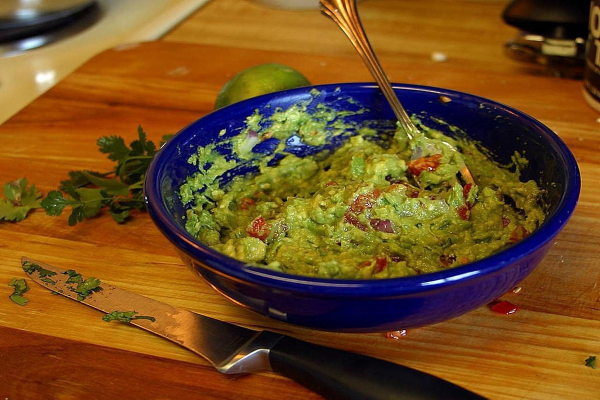 Guacamole cremoso com nachos